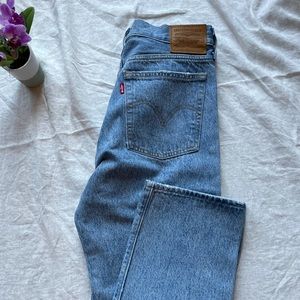 Levi’s Premium Medium Wash 29 Wedgie Straight Leg